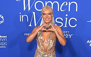 「【2024ビルボード・WIM・アワード】カロルG、女性として成功するために実践した三つの心掛けについて受賞スピーチで語る」