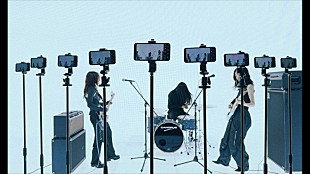 「羊文学、“スマホ依存”を歌った「Addiction」MVをスマホで撮影　横浜アリーナ公演の立見券発売へ」