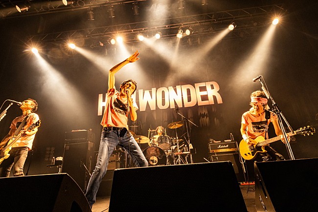 「＜ライブレポート＞ザ・クロマニヨンズ、“生”で加速する熱気と高揚感で満たした【HEY! WONDER 2024】東京公演」1枚目/7