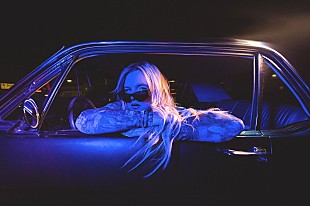 「トーンズ・アンド・アイ、“マジックがかかっている”新曲「I Get High」公開」