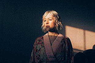 「アリス・ラッセル、キャリア史上最もパーソナルな作品から新曲「Gravity」を公開」