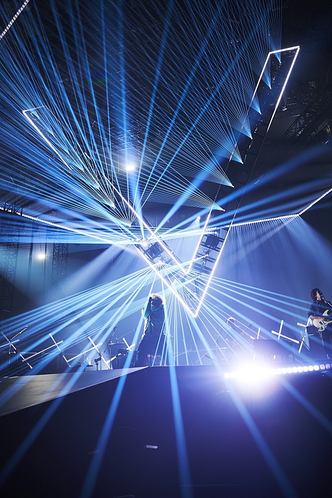 「＜ライブレポート＞Vaundy、大きな熱狂を生み出した【Vaundy one man live ARENA tour “replica ZERO”】ファイナル公演」1枚目/13