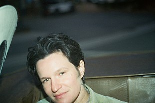 「エイドリアン・レンカー、繊細で親密な新曲「Free Treasure」公開」