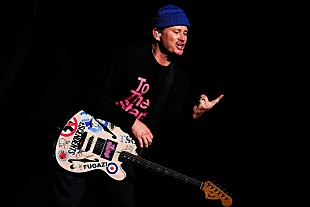 「ブリンク182のトム・デロング、ライブ中に熱中症で倒れる　演奏を一時中断するも数分後に復活」