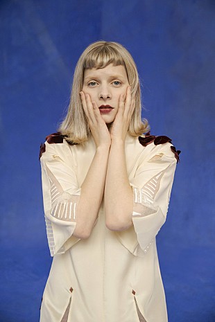 「オーロラ、“最もパーソナル”なニューAL『ホワット・ハプンド・トゥ・ザ・ハート？』発売決定 」