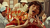 「imase、クルーに扮して“イートイントレイ”の上で繰り広げる「Happy Order?」MV公開」1枚目/6