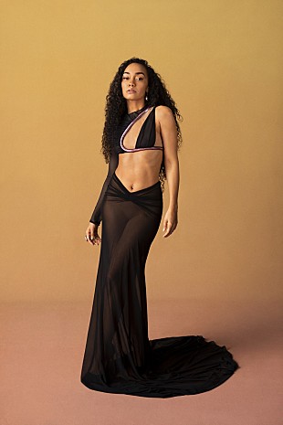 「リトル・ミックスのリー・アン、恋愛のダークな面を探求した「Stealin' Love」を公開」