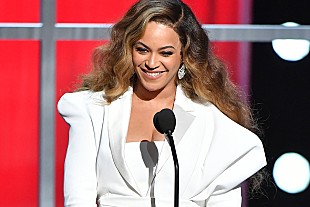 「ビヨンセ、ジャック・ホワイトに感謝の花束を贈る」