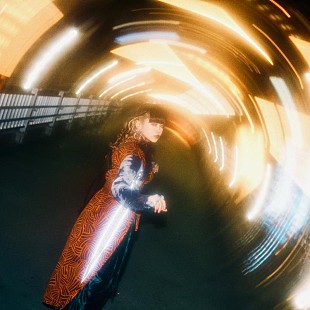 「カノエラナ、アニメ『夜のクラゲは泳げない』OP主題歌「イロドリ」先行配信開始」