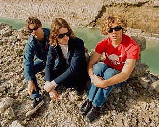 「オールモスト・マンデー、新曲「is it too late?」の編み物美術館で撮影されたMV公開」