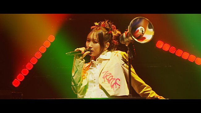 「YOASOBI、ZEPPツアーより「セブンティーン」ライブ映像を公開」1枚目/4