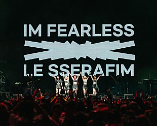 「＜ライブレポート＞LE SSERAFIMが【コーチェラ】に初出演、未公開曲披露やナイル・ロジャースの登場で会場沸かす」