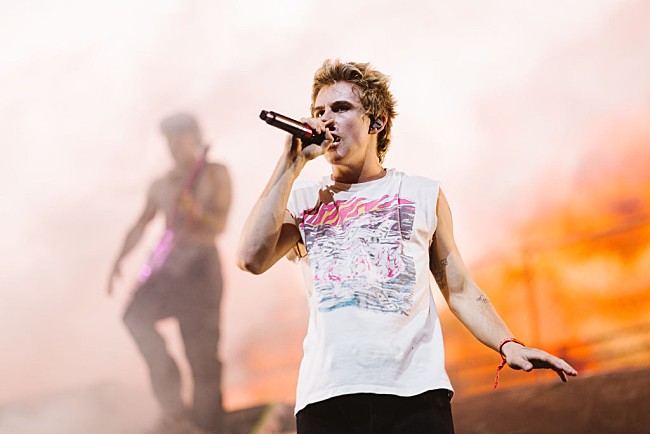 「ザ・キッド・ラロイ、ライブ中にテイト・マクレーを“ガールフレンド”と呼ぶ」1枚目/1