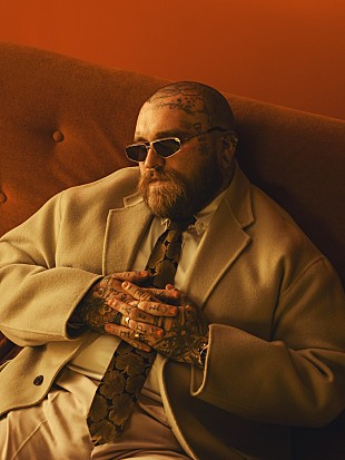 「テディ・スウィムズ、切ない恋愛ソング「The Door」のMV公開」