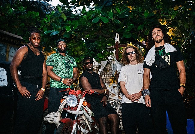 「エズラ・コレクティヴ、新曲「Ajala」のライブ・パフォーマンス映像を公開」1枚目/1