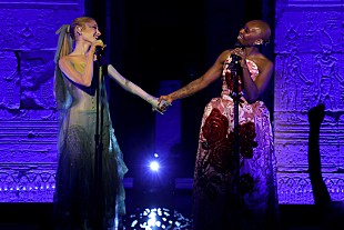 「アリアナ・グランデ、【メット・ガラ】でシンシア・エリヴォと甘美なデュエット」