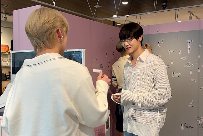 「ネームステッカーマシンで作ったシールを見せ合うYUMAとNICHOLAS」3枚目/7