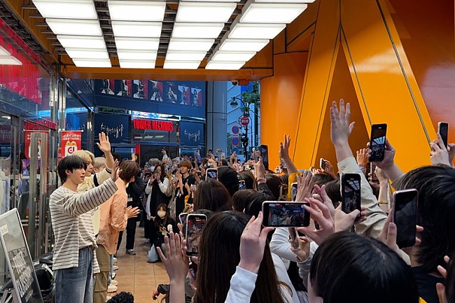 「タワーレコード渋谷店に登場した&amp;TEAM」5枚目/7