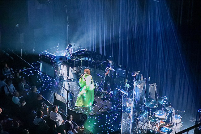 「土岐麻子がソロ活動20周年の幕開け、ビルボードライブ3都市ツアー初日のライブレポート到着」1枚目/10