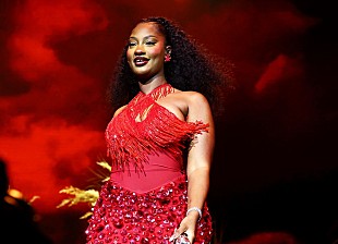 「テムズ、デビューAL『ボーン・イン・ザ・ワイルド』発売日決定＆ワールド・ツアー発表」