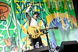 「ヴァンパイア・ウィークエンド、米TV番組『SNL』で「ジェン・X・コップス」と「カプリコーン」を披露」