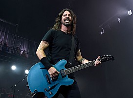 デイヴ・グロール、フー・ファイターズのライブで「My Hero」を故