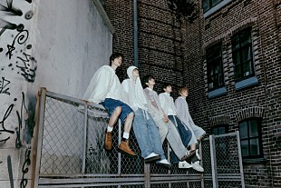 「TOMORROW X TOGETHER、翼のマントで“君”を探す『誓い (CHIKAI)』コンセプトフォト「to B」公開」