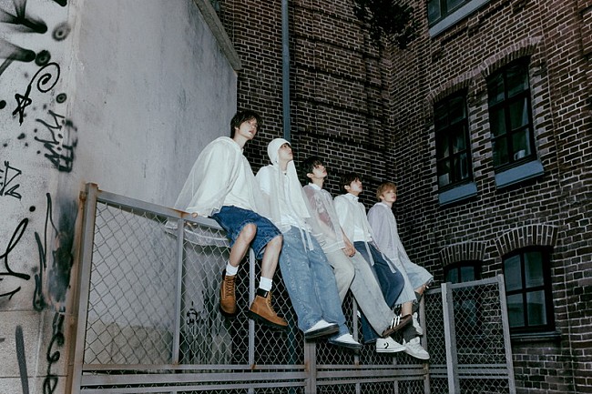 「TOMORROW X TOGETHER、翼のマントで“君”を探す『誓い (CHIKAI)』コンセプトフォト「to B」公開」1枚目/13