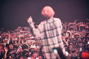 Eve初のアジアツアー、韓国公演ライブ写真＆ドキュメントムービーを