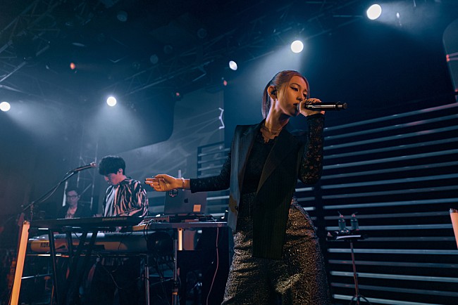 「＜ライブレポート＞NAQT VANE（澤野弘之＆Harukaze）1stアルバム『Dispersion』全曲披露イベントに新ボーカル・Yunoa登場！ 圧倒的な空間支配力を誇るハーモニー」1枚目/5