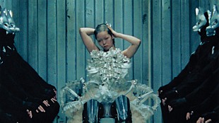 「XG、COCONAがバリカンで髪を刈る「WOKE UP」MVティザーを公開」