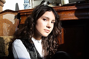 「リアナ・フローレス、初のラブ・ソング「ナイトヴィジョンズ」のMV公開」