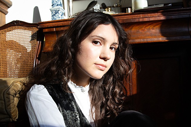 「リアナ・フローレス、初のラブ・ソング「ナイトヴィジョンズ」のMV公開」1枚目/2