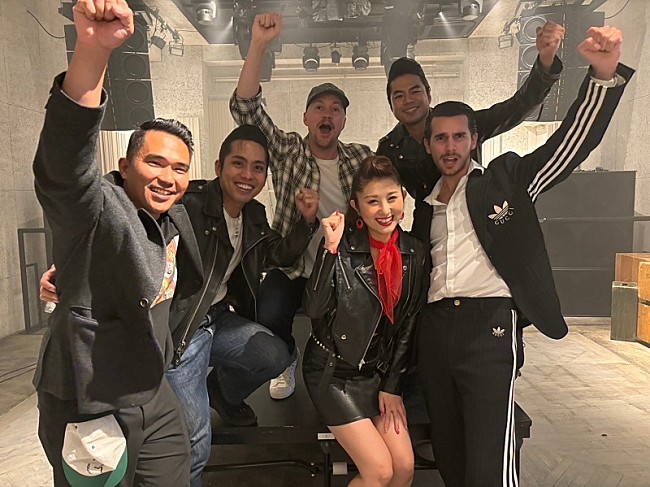 「ロカビリーバンドThe Biscatsが海外CMに出演＆映像公開、ボーカルMisaki「とっても楽しい撮影でした」」1枚目/4