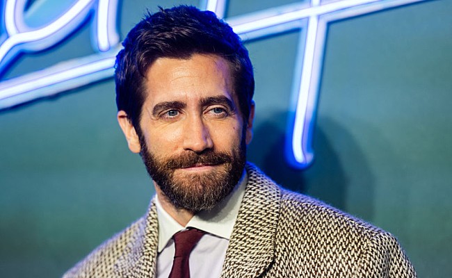 「ジェイク・ギレンホール、『SNL』でボーイズIIメン名曲の替え歌を熱唱」1枚目/1