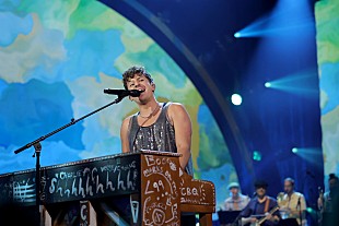 「チャーリー・プース、テイラー・スウィフトからのエールに触発されて新曲「Hero」を出す決心をしたと明かす」