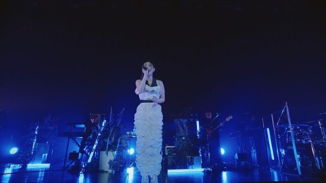 「eill、【BLUE ROSE SHOW 2024 in TOKYO】より「フィナーレ。」ライブ映像公開」1枚目/3