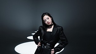 「BABYMONSTER、スーツスタイリングで魅せる「LIKE THAT」パフォーマンスビデオのティザー公開」