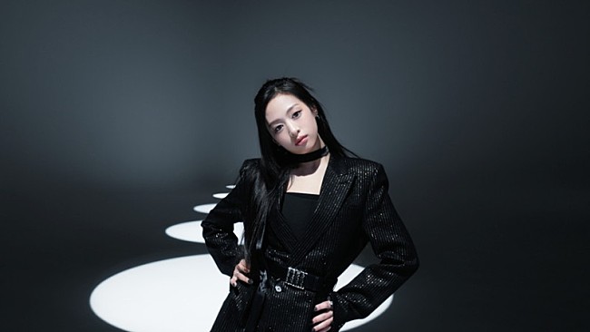 「BABYMONSTER、スーツスタイリングで魅せる「LIKE THAT」パフォーマンスビデオのティザー公開」1枚目/9