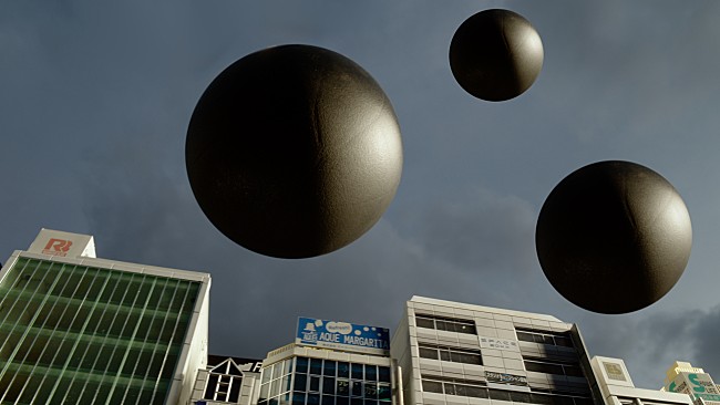 「Dos Monos、3年ぶりのニューAL『Dos Atomos』から謎の球体が登場する「MOUNTAIN D」MV公開」1枚目/5