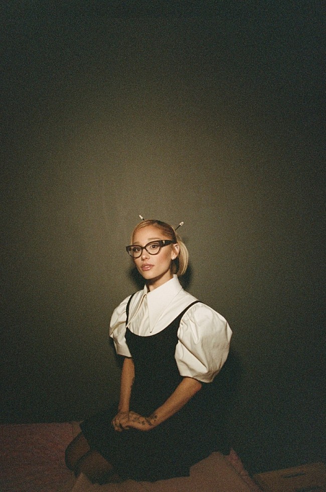 「アリアナ・グランデ、「the boy is mine」MVでキャットウーマンに変身　ブランディ＆モニカがカメオ出演」1枚目/2