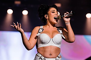 「カリ・ウチス、米ビルボード【2024 ラテン・ウィメン・イン・ミュージック】で気品あるジャズを披露」