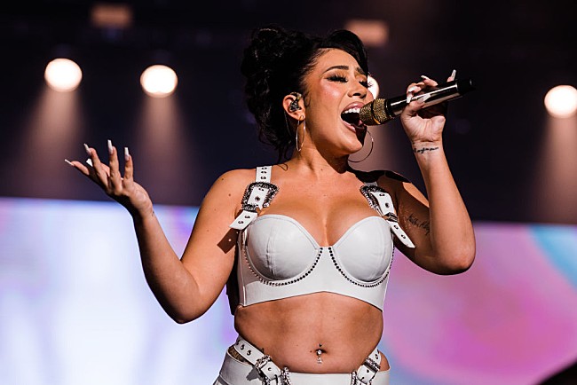 「カリ・ウチス、米ビルボード【2024 ラテン・ウィメン・イン・ミュージック】で気品あるジャズを披露」1枚目/1