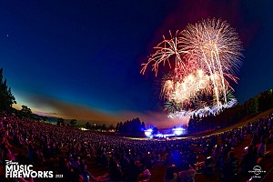 ディズニー音楽と花火が夜空を彩る【ディズニー ミュージック 
