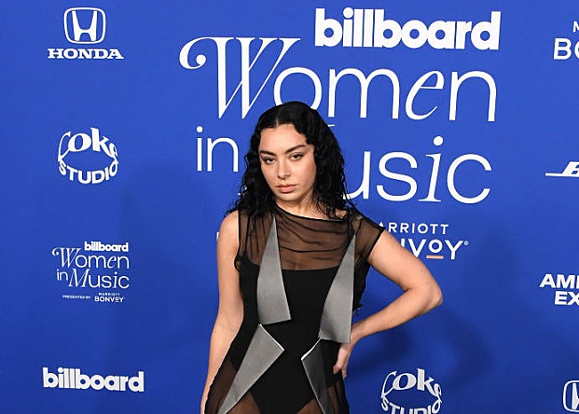 「チャーリーXCX、リアーナより上にランキングした最高のポップ・シンガーは？「彼女は唯一無二の存在」」1枚目/1