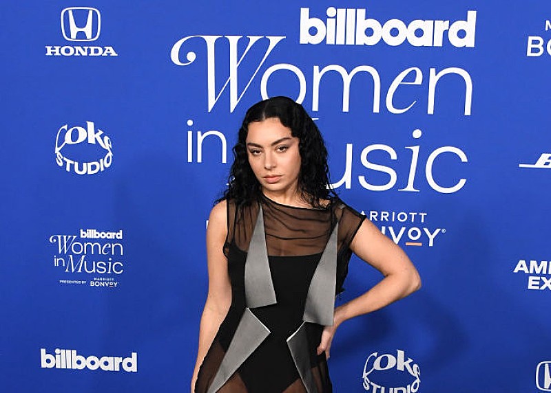 チャーリーXCX、リアーナより上にランキングした最高のポップ・シンガーは？「彼女は唯一無二の存在」