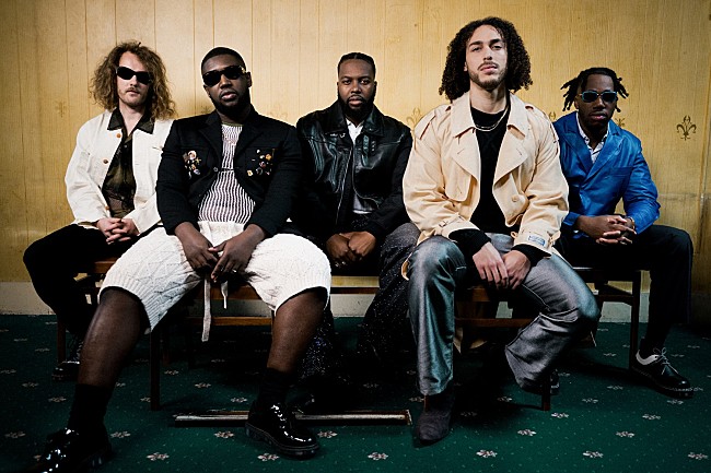 「エズラ・コレクティヴ、ヤスミン・レイシー参加の新曲「God Gave Me Feet For Dancing」公開」1枚目/2