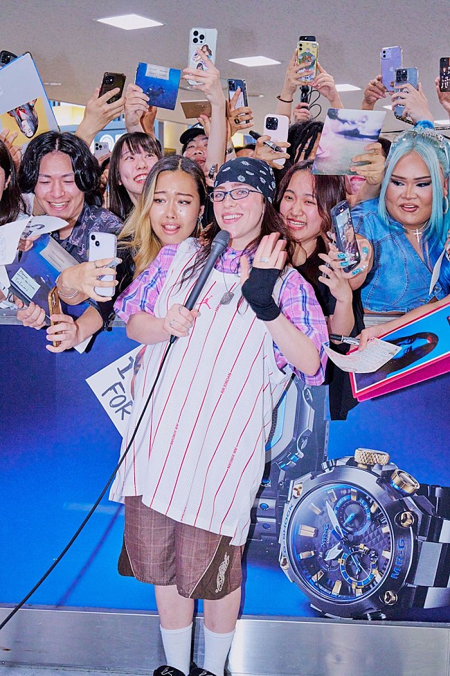 「ビリー・アイリッシュ、来日をファン250人がお出迎え「日本に戻って来られてとても嬉しい」」1枚目/2