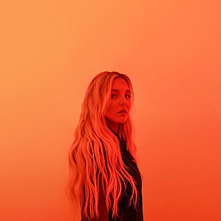 「トーンズ・アンド・アイ、ニューALより「Dance With Me」公開「失恋と絶望についての曲」」