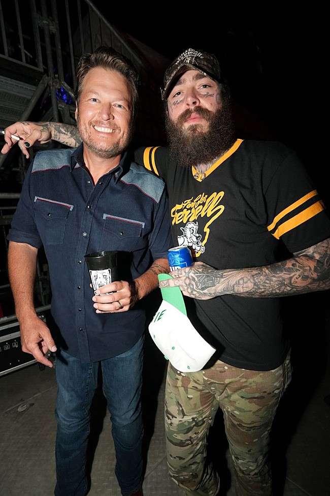 「ポスト・マローン、ブレイク・シェルトンとの新曲「Pour Me A Drink」公開」1枚目/3